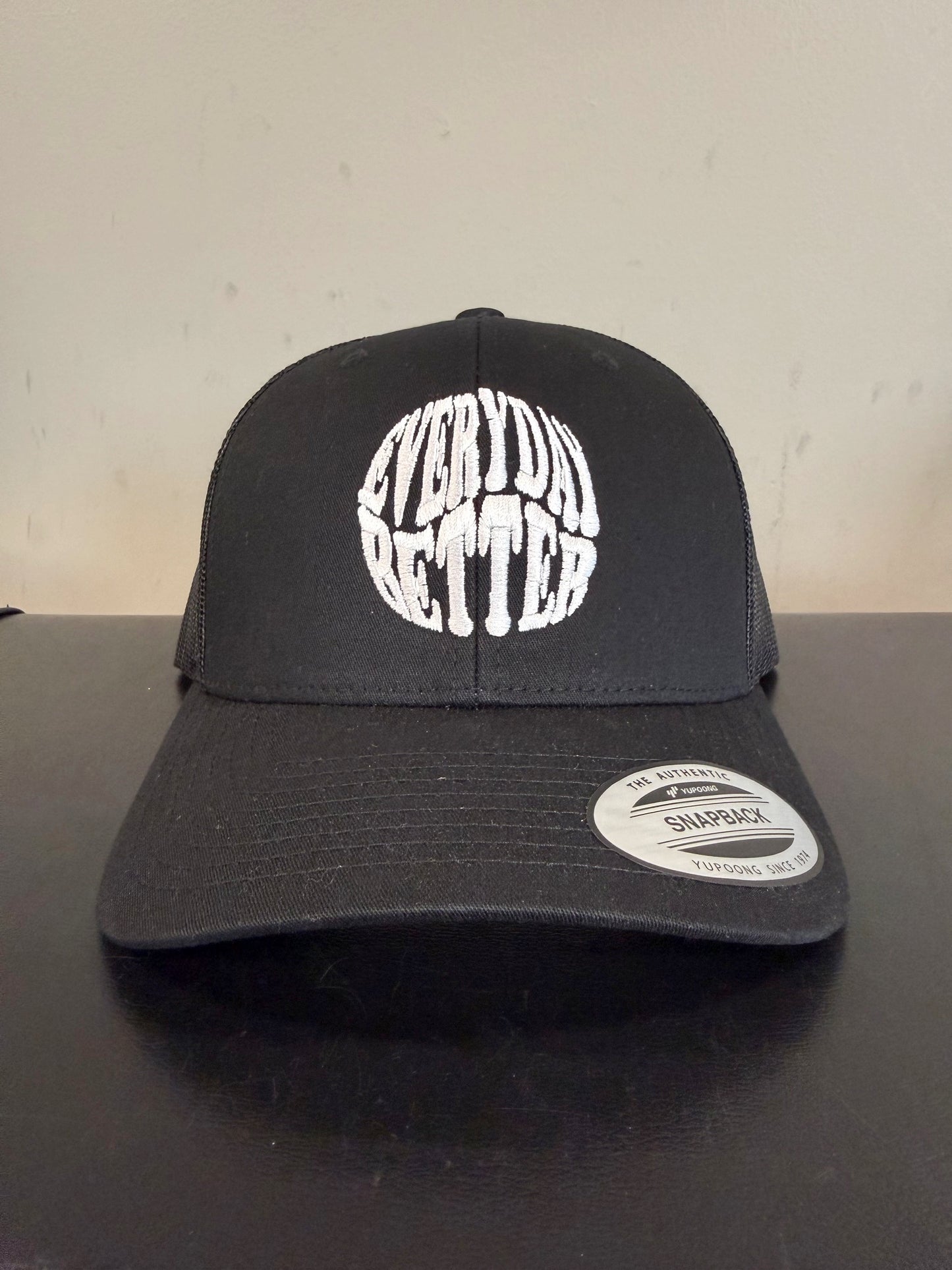 UH - BLACK CIRCLE LOGO curved trucker  HAT